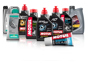 Différentes bouteilles et tubes d'huile pour engrenages de Motul et d'autres fabricants.